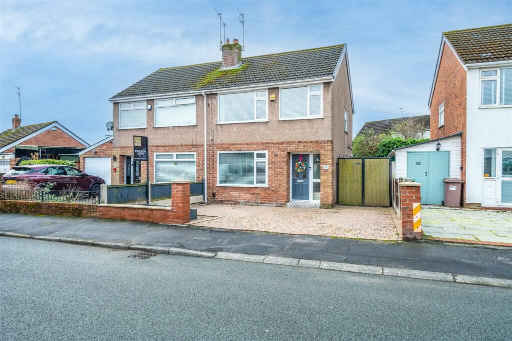 3 bedroom semidetached house for sale in Elmswood Avenue, Rainhill, Prescot, L35