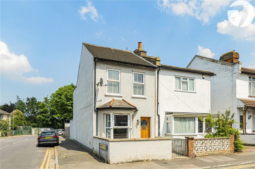 2 bedroom semidetached house for sale in Knockhall Chase, Greenhithe