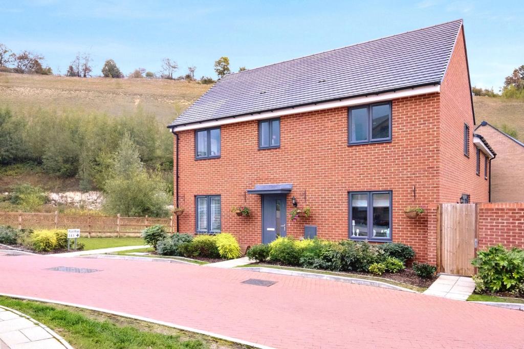 4 bedroom semidetached house for sale in Flint Rise, Castle Hill