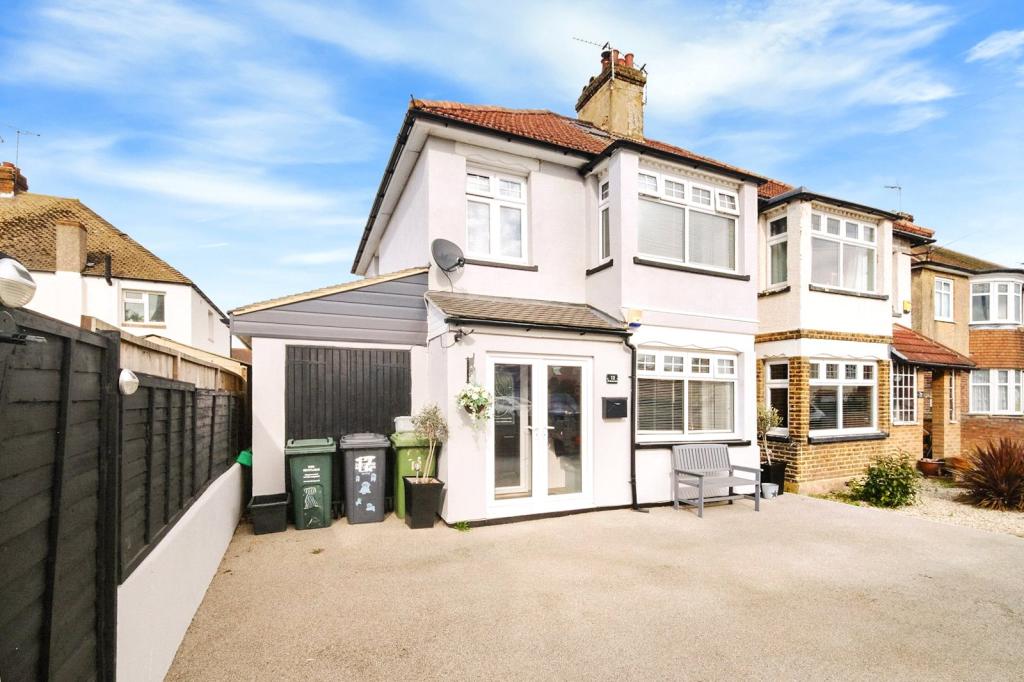 3 bedroom semidetached house for sale in St. James Lane, Greenhithe, DA9