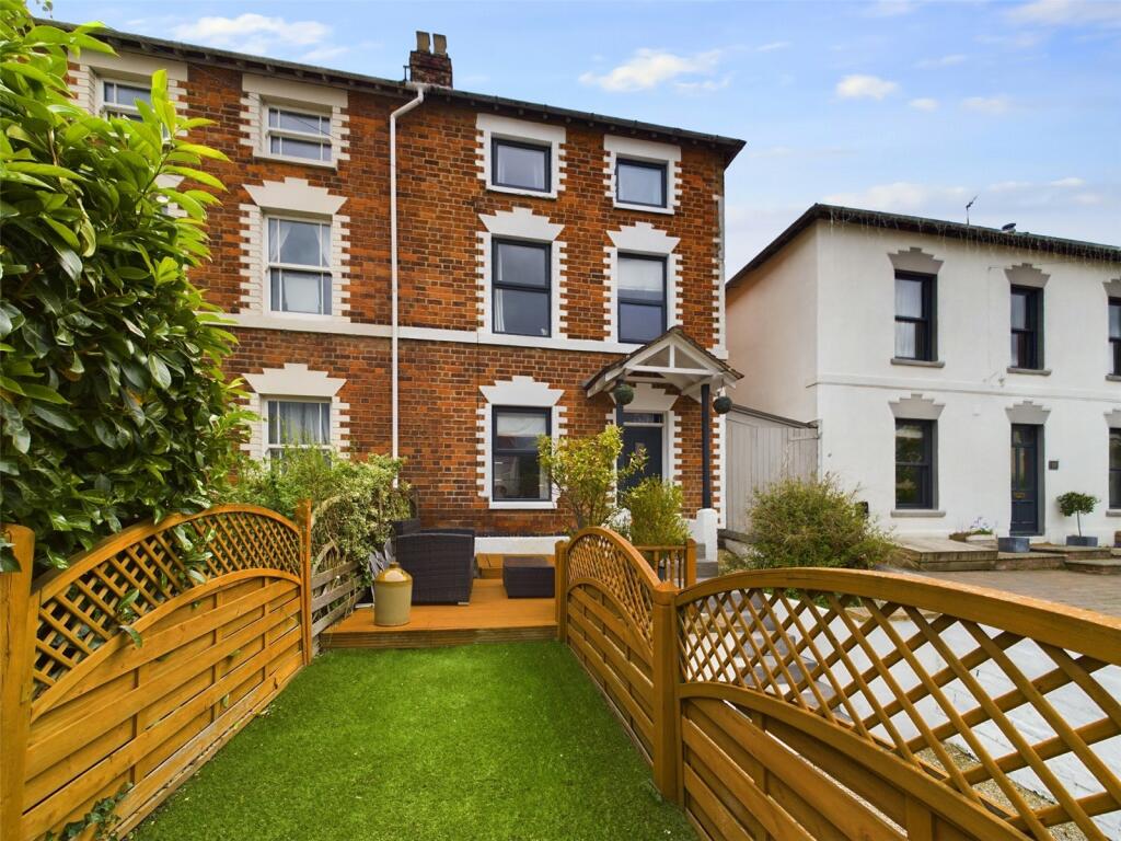 4 bedroom semidetached house for sale in Bath Road, Stroud, Glos, GL5