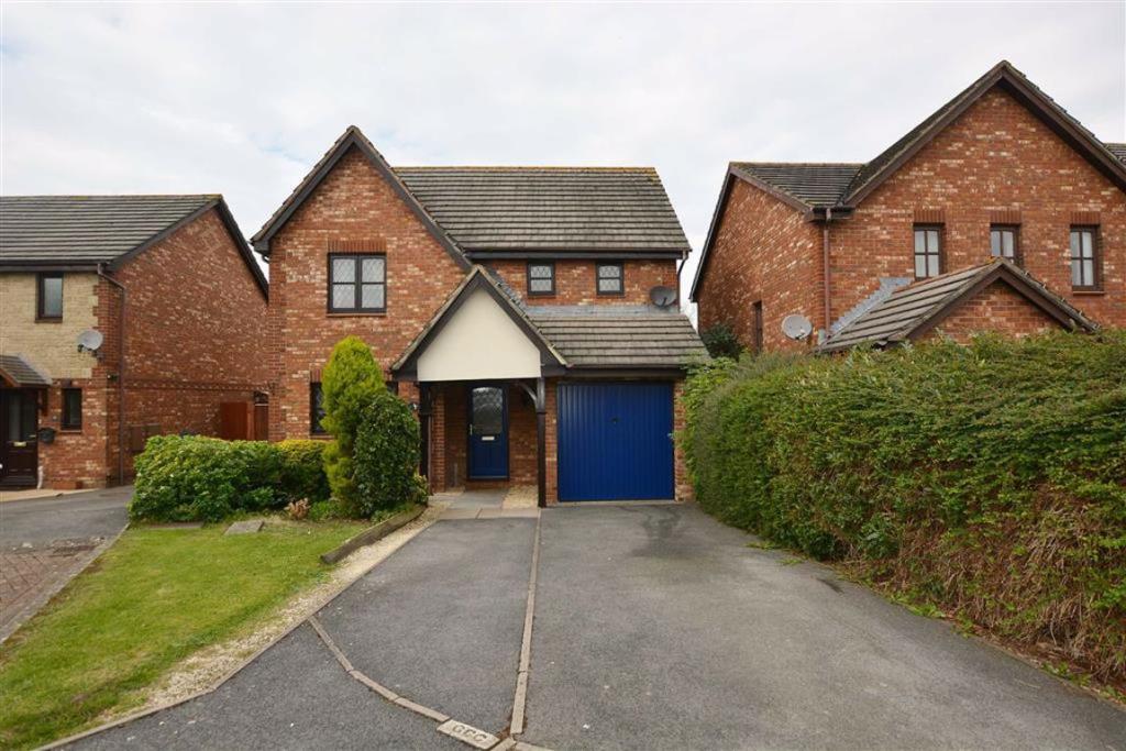 3 bedroom detached house for sale in Goshawk Road, Quedgeley, GL2