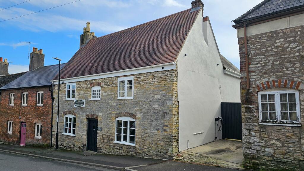 4 bedroom end of terrace house for sale in High Street, Fordington, Dorchester, DT1