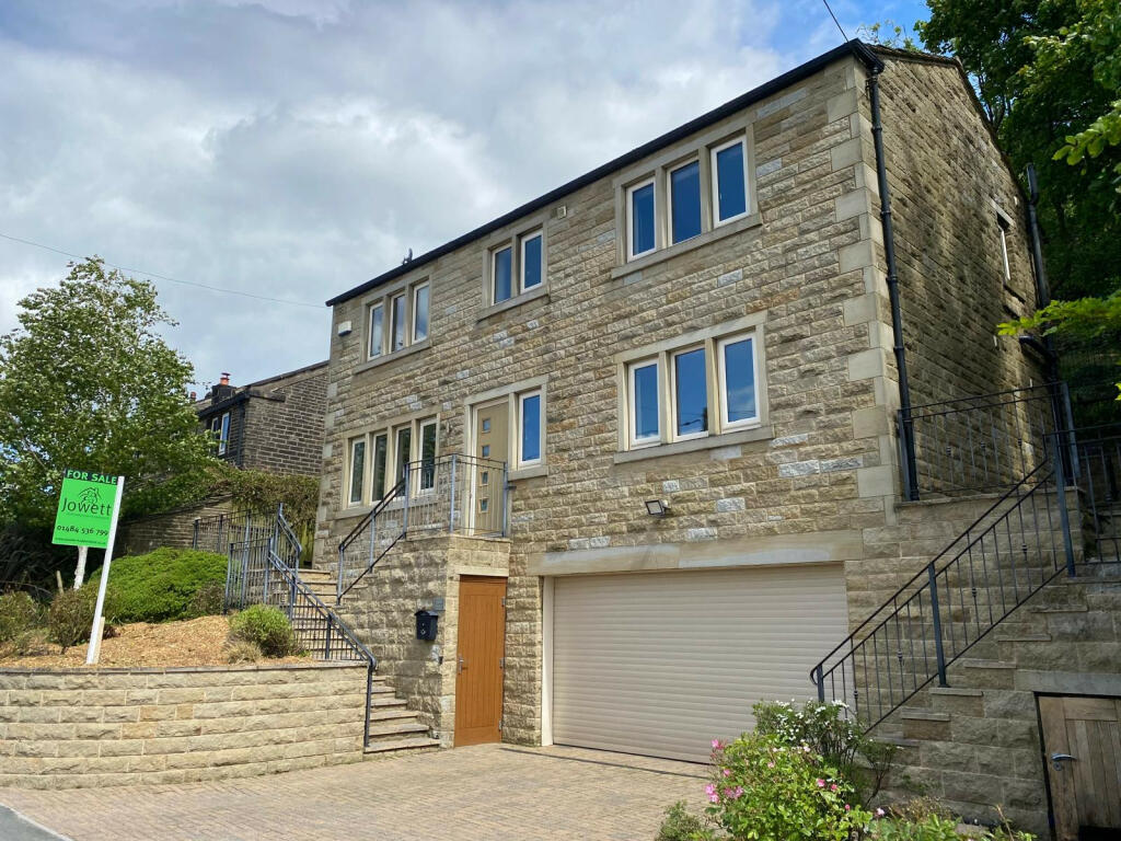 4 bedroom detached house for sale in Cliff Road, Holmfirth, West