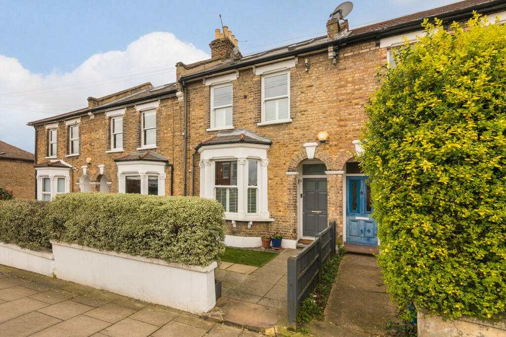 4 bedroom terraced house for sale in Dunstans Road, London, SE22