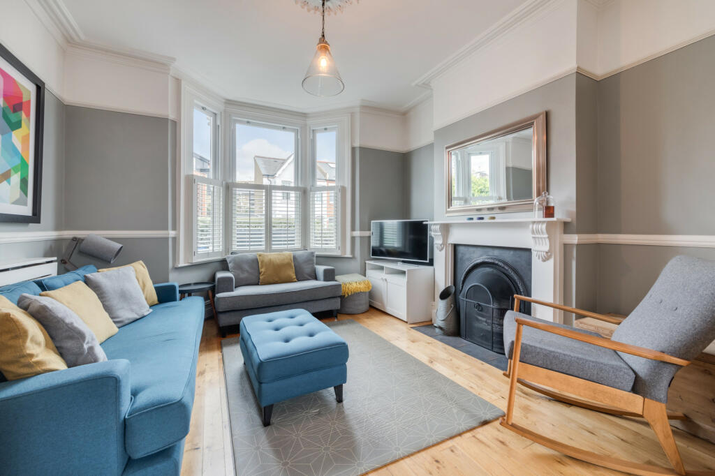 4 bedroom terraced house for sale in Dunstans Road, London, SE22