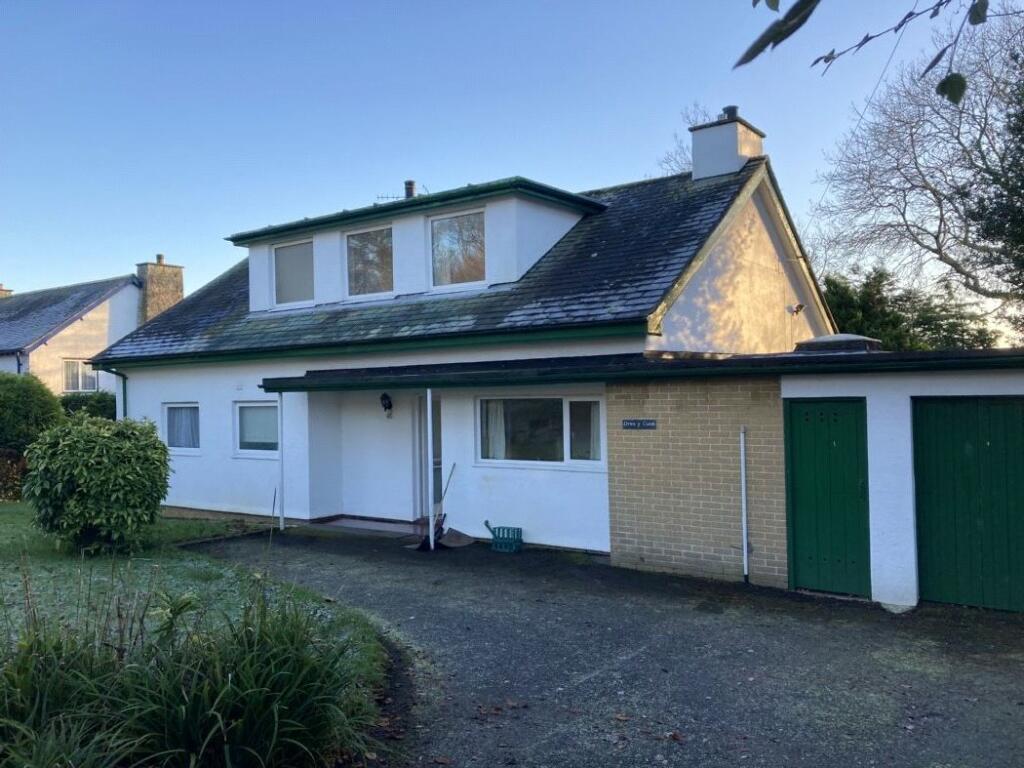 4 bedroom detached house for sale in Penmynydd Road, Llangefni