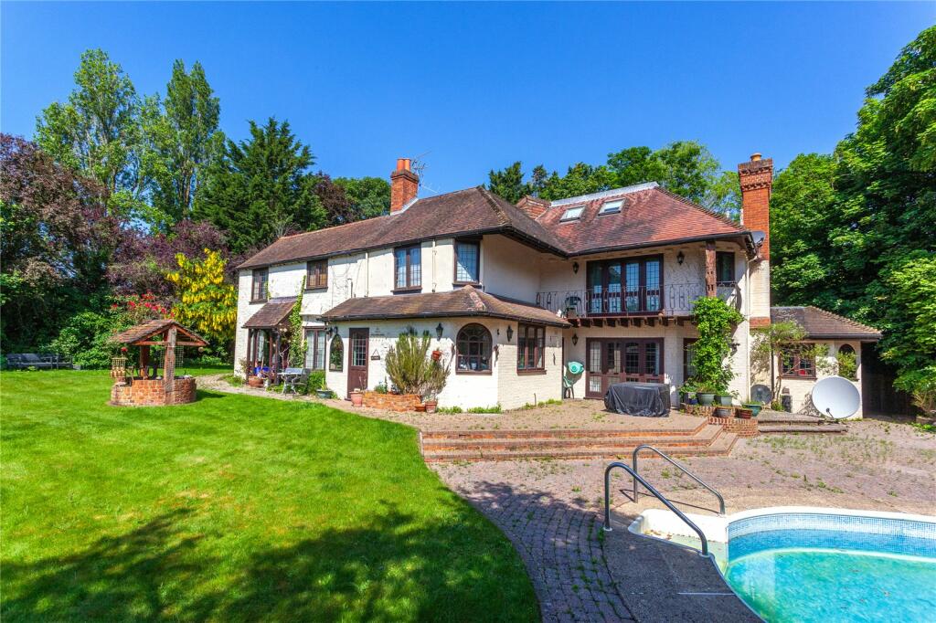 5 bedroom detached house for sale in Burchetts Green Lane, Burchetts