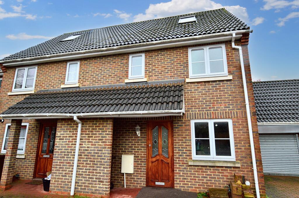 3 bedroom semi-detached house for rent in Chene Mews, St Albans, AL3