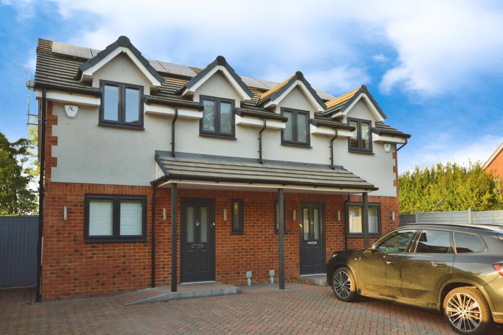 Main image of property: Oaklands Lane, St Albans, AL4