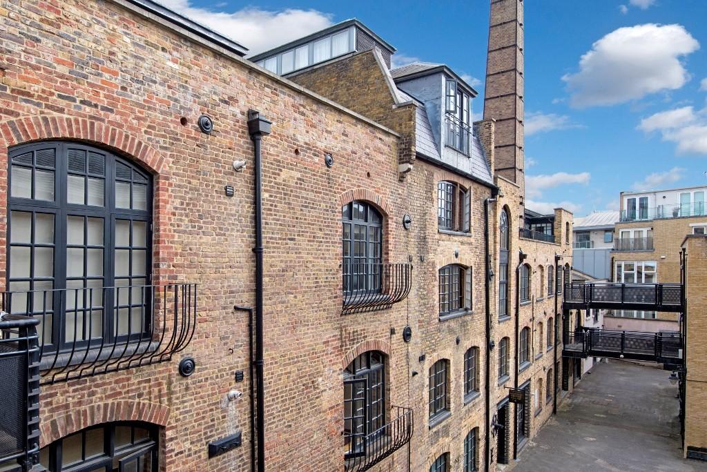 studio flat for rent in Tower Bridge Road, London, SE1