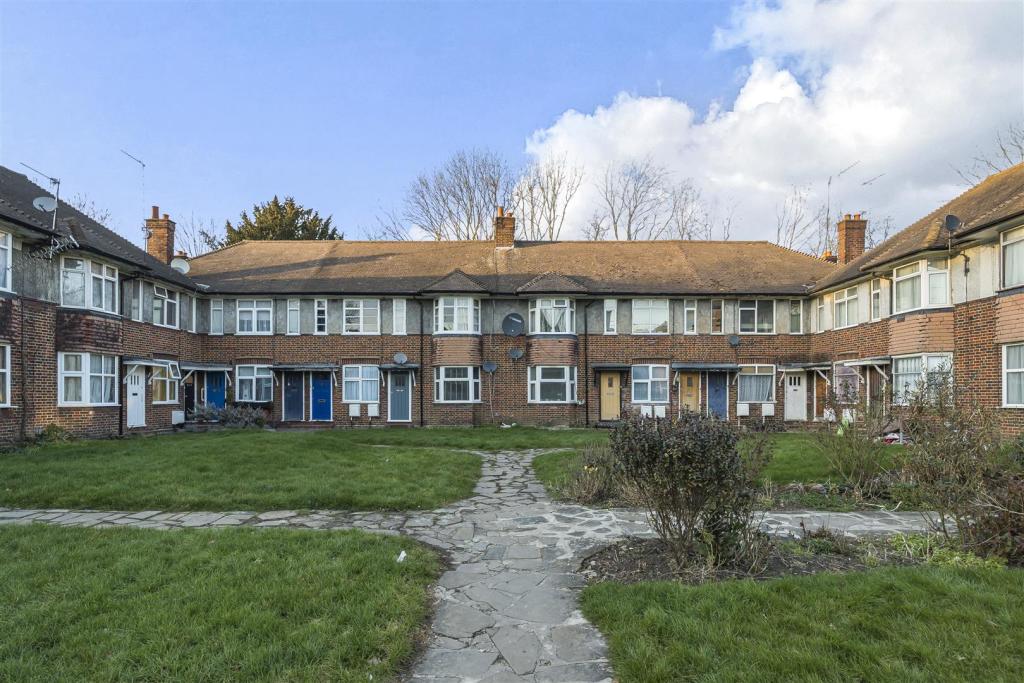 2 bedroom for sale in Cedar Court, Upper Park Road, Arnos