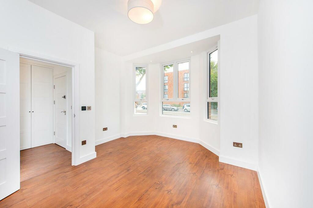 Main image of property: 352 High Road, East Finchley, N2