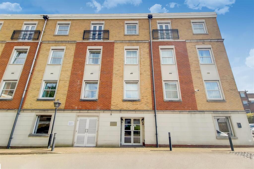 Main image of property: Compton Court, North Finchley, N12 0AT