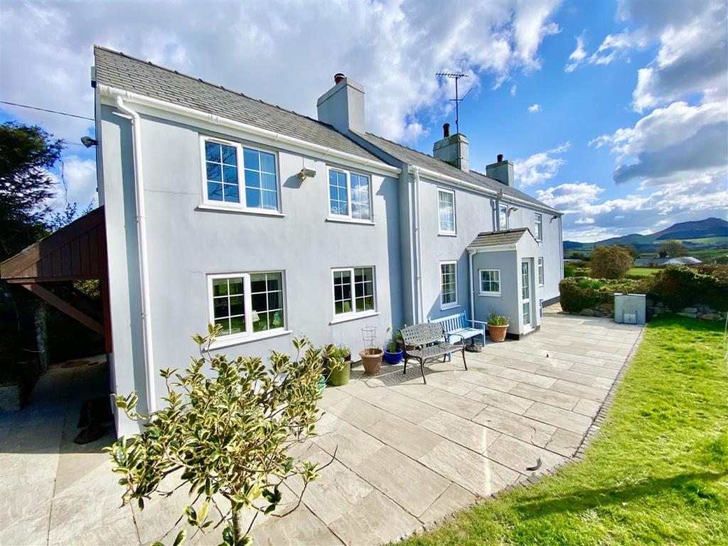 3 bedroom detached house for sale in Lon Cyttun, Morfa Nefyn, Pwllheli