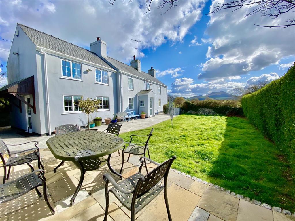 3 bedroom detached house for sale in Lon Cyttun, Morfa Nefyn, Pwllheli
