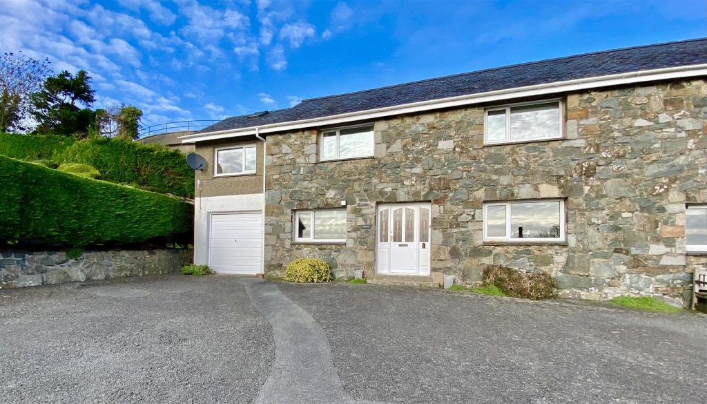 4 bedroom semidetached house for sale in Caernarfon Road, Llwynhudol