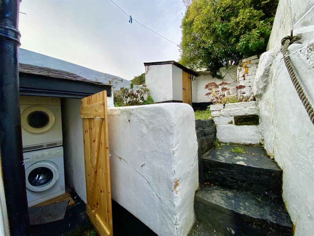 2 bedroom terraced house for sale in Stryd Y Ffynnon, Nefyn, LL53