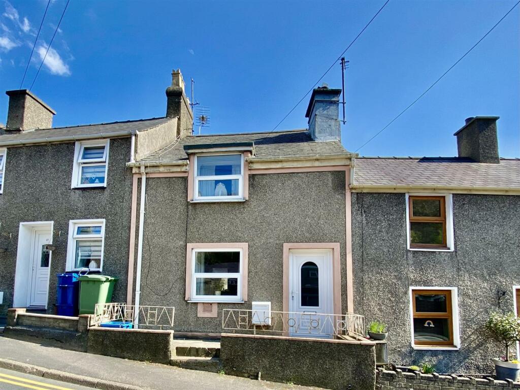 2 bedroom terraced house for sale in Caernarfon Road, Pwllheli, LL53