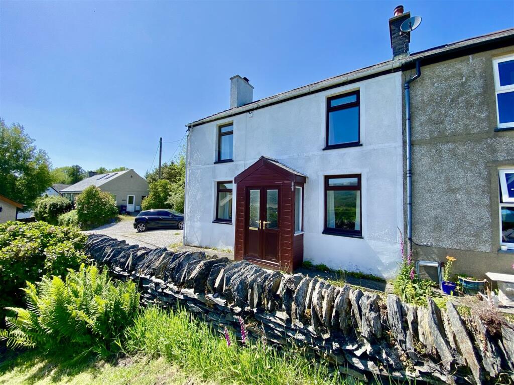 3 bedroom semidetached house for sale in Penrhyndeudraeth, LL48