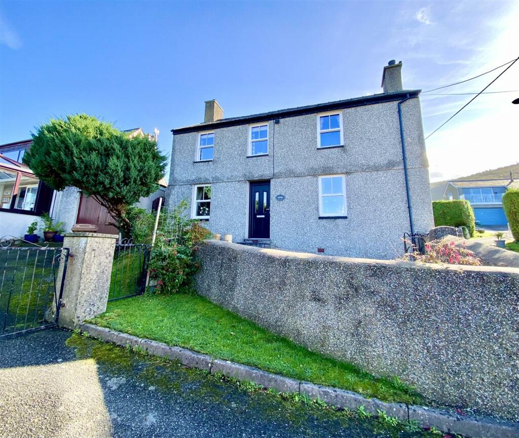 3 bedroom detached house for sale in Y Fron, Nefyn, Pwllheli, LL53