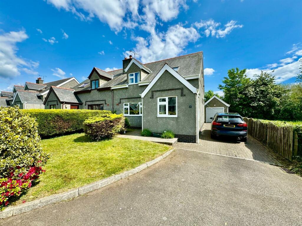 3 bedroom semidetached house for sale in Parc Yr Efail, Efailnewydd