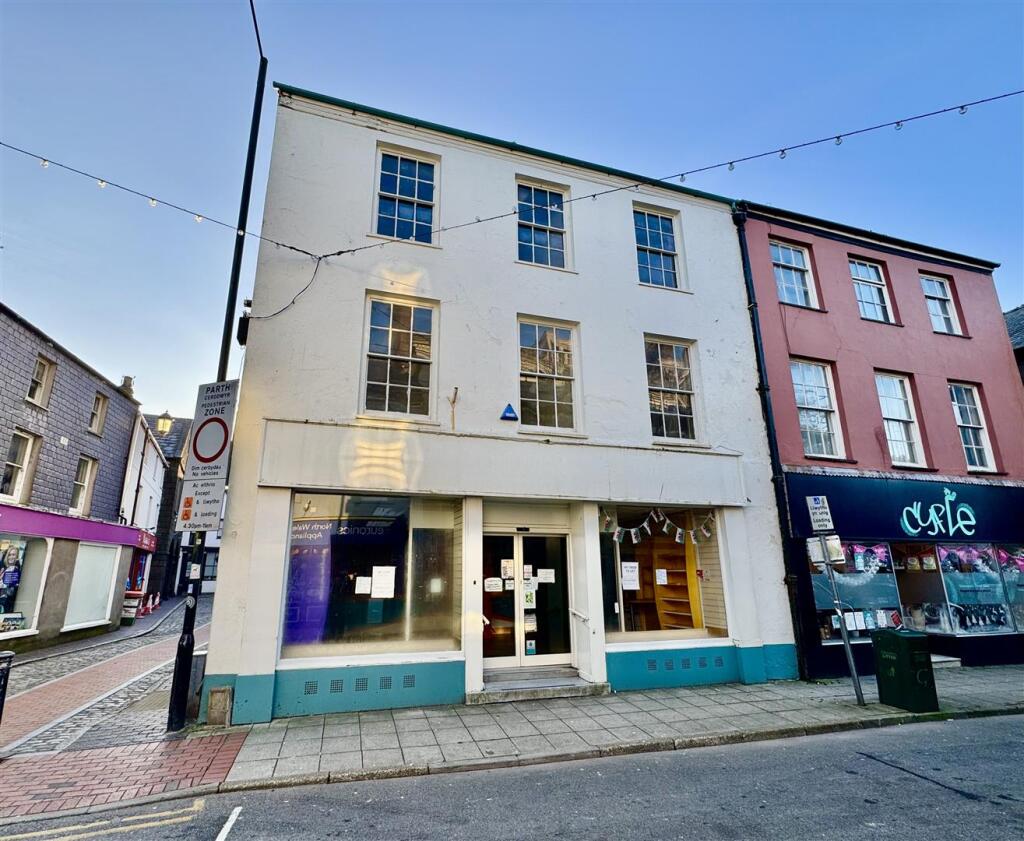 Main image of property: Stryd Fawr, Pwllheli