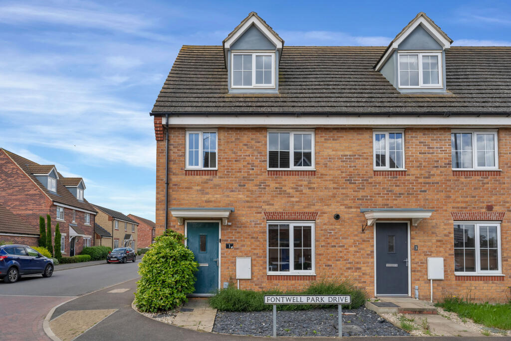 3 bedroom town house for sale in Fontwell Park Drive, Bourne, PE10