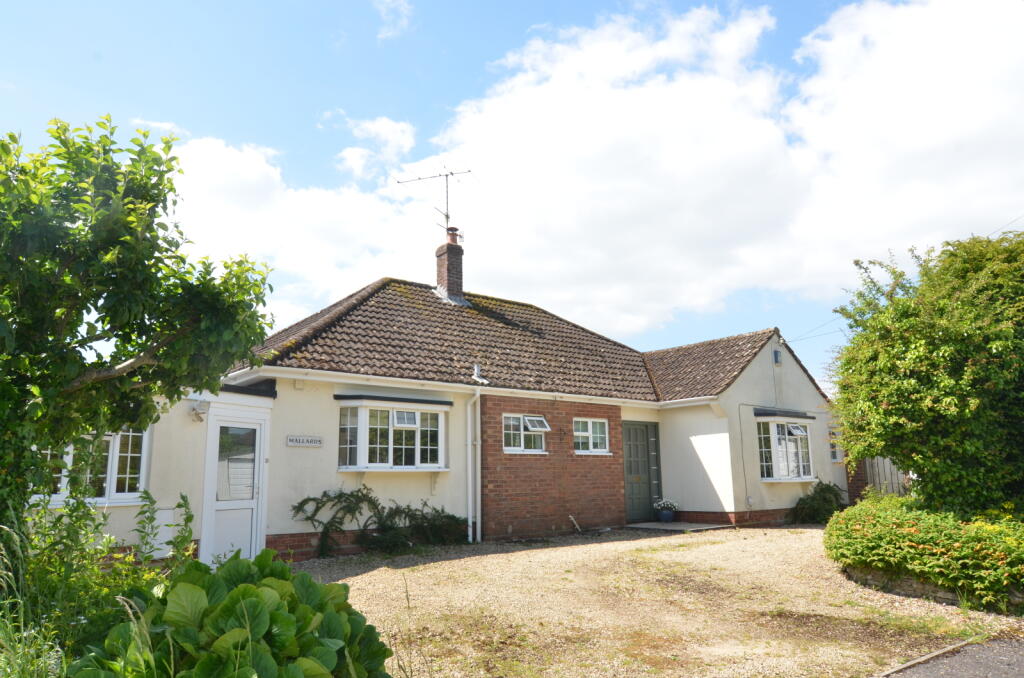 4 bedroom bungalow for sale in Flamstone Street, Salisbury