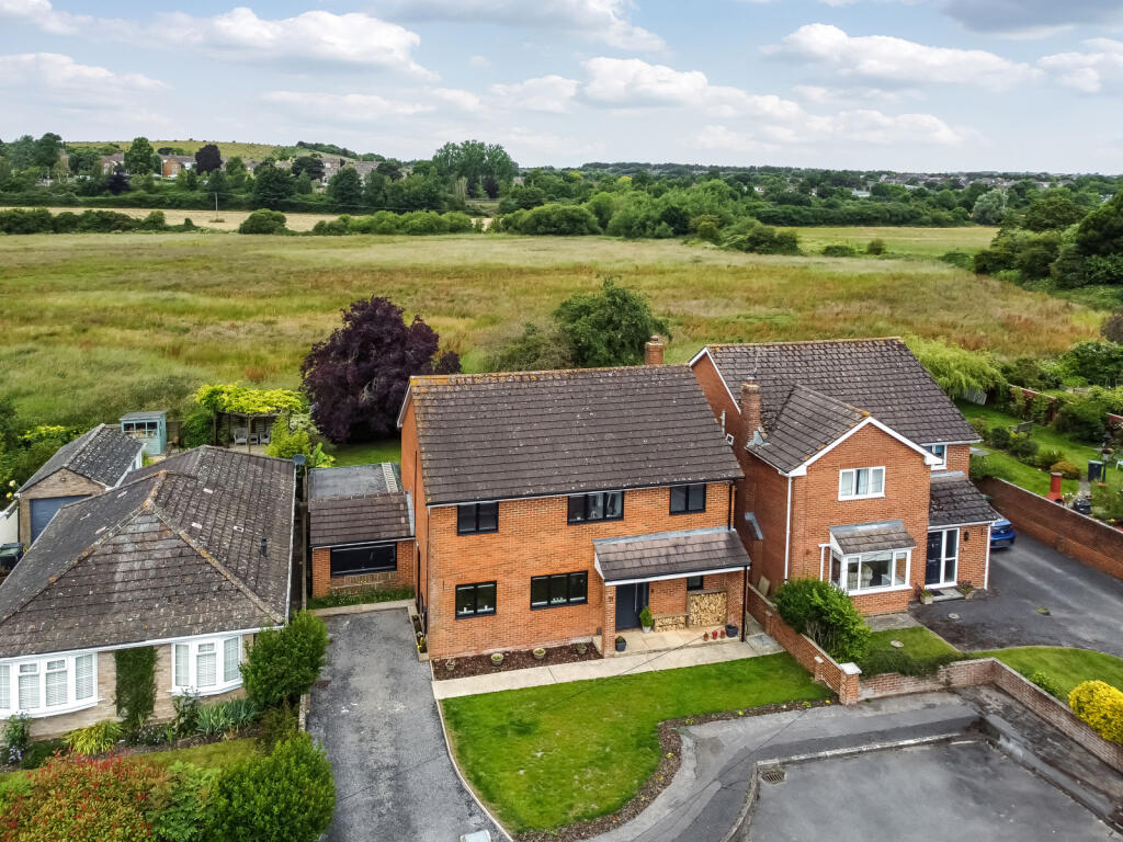 4 bedroom detached house for sale in Chestnut Close, Laverstock