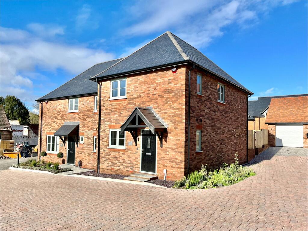 3 bedroom semidetached house for sale in Home Farm, Embley Lane, East