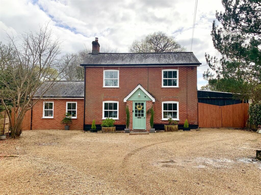 3 bedroom detached house for sale in Salisbury Road, West Wellow