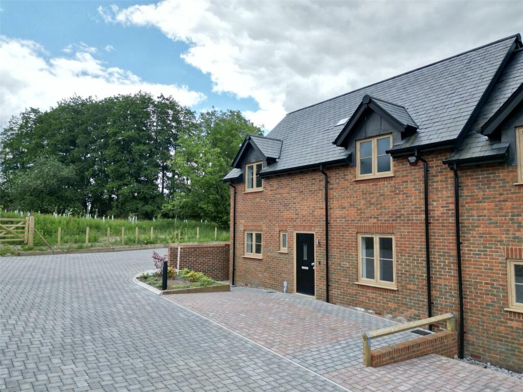 3 bedroom end of terrace house for sale in Home Farm, Embley Lane, East