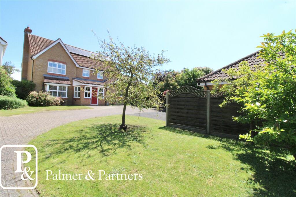 4 bedroom detached house for sale in Orwell Avenue, Saxmundham, Suffolk