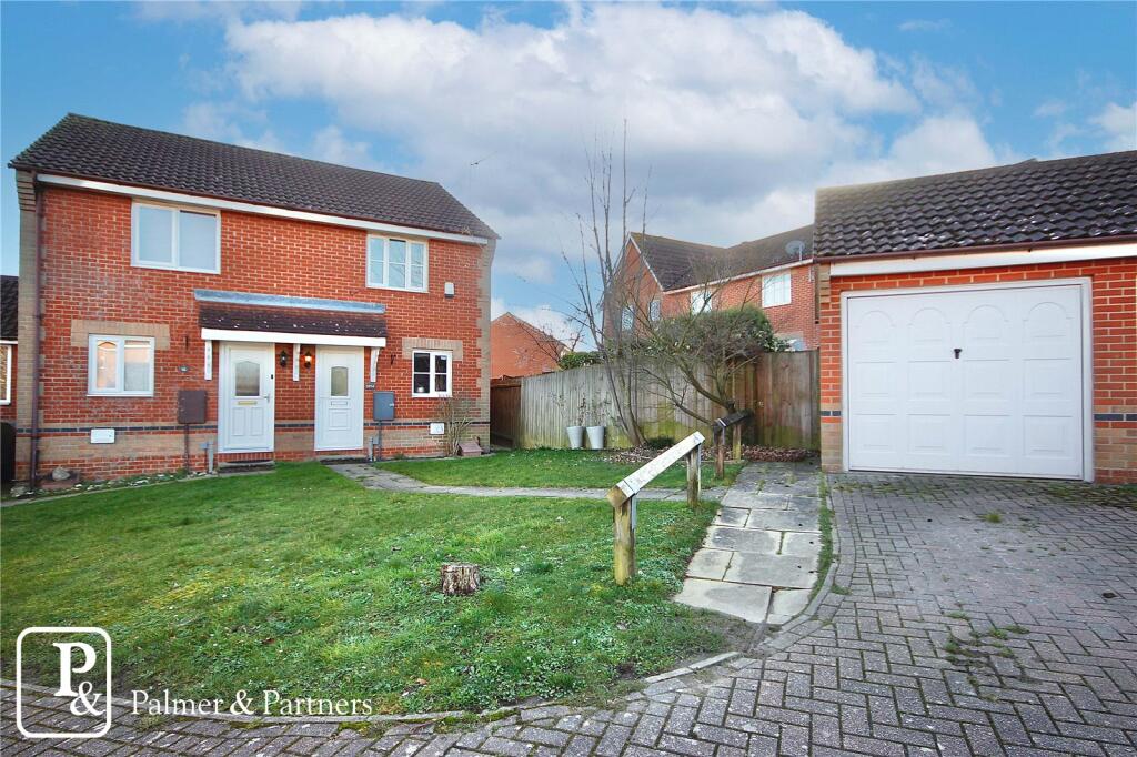 2 bedroom semidetached house for sale in Grayling Road, Pinewood