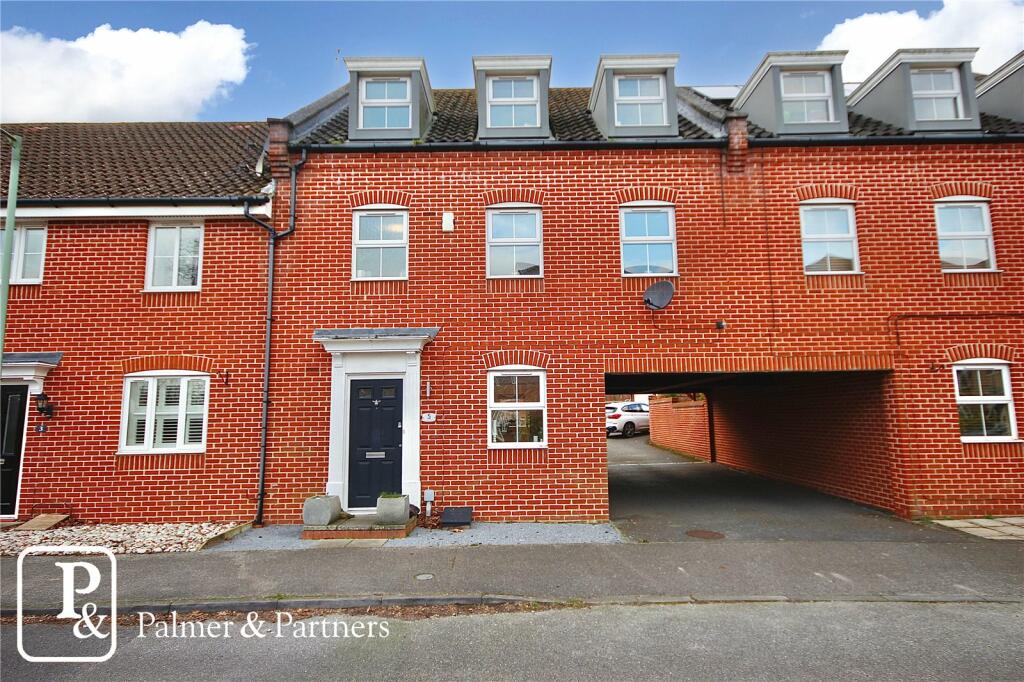 4 bedroom link detached house for sale in Thomas Crescent, Kesgrave, Ipswich, Suffolk, IP5