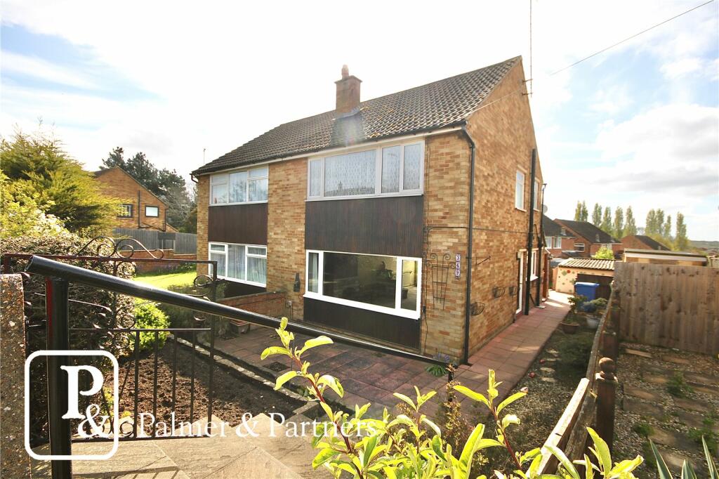 3 bedroom semi-detached house for sale in Hawthorn Drive, Ipswich, Suffolk, IP2