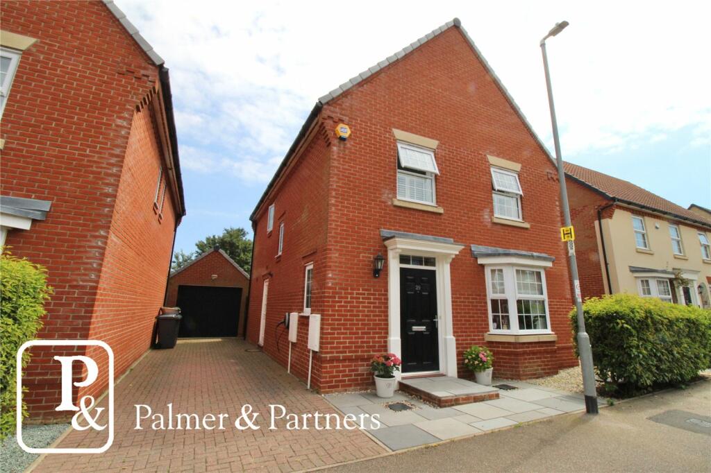 4 bedroom detached house for sale in Gilbert Road, Saxmundham, Suffolk