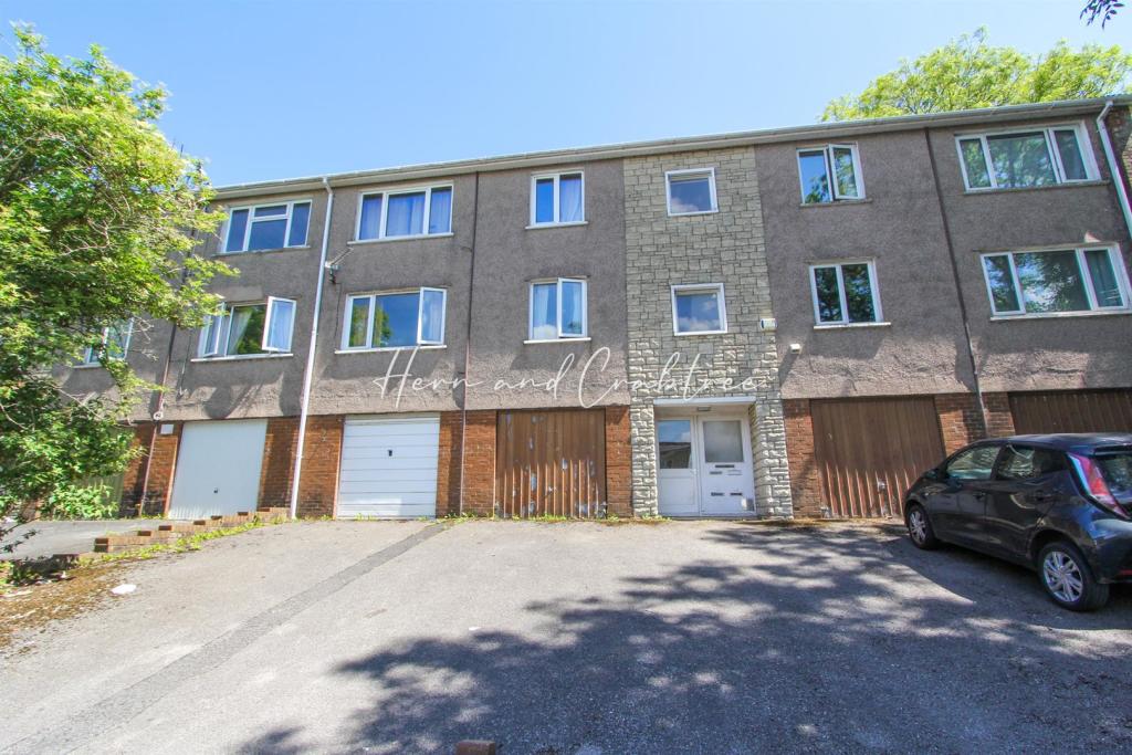 2 bedroom flat for sale in Lynmouth Crescent, Rumney, Cardiff, CF3
