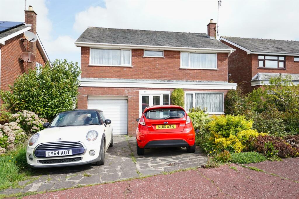 4 bedroom detached house for sale in Holbeck Park Avenue, BarrowIn