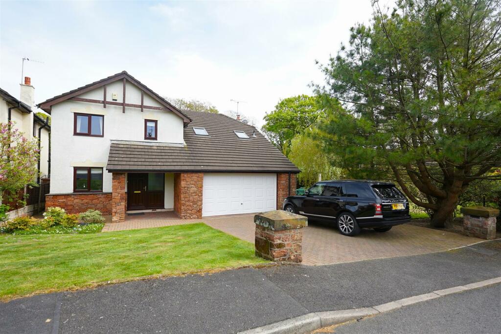 4 bedroom detached house for sale in 4 Stoneleigh Close & 2 Stoneleigh