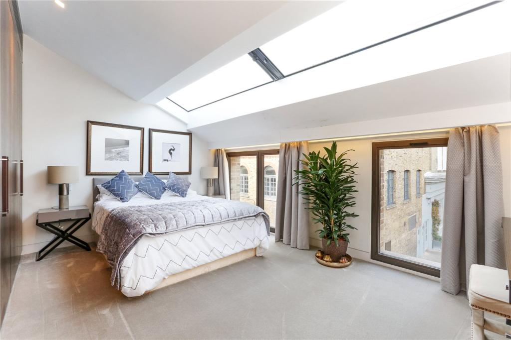 4 bedroom mews property for sale in Westbourne Grove Mews, London, W11