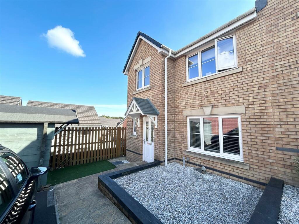3 bedroom semidetached house for rent in Clos Yr Eryr, Coity, Bridgend