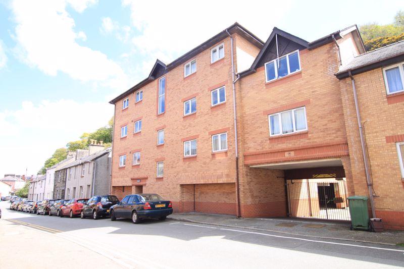 2 bedroom flat for sale in Bangor, Gwynedd, LL57
