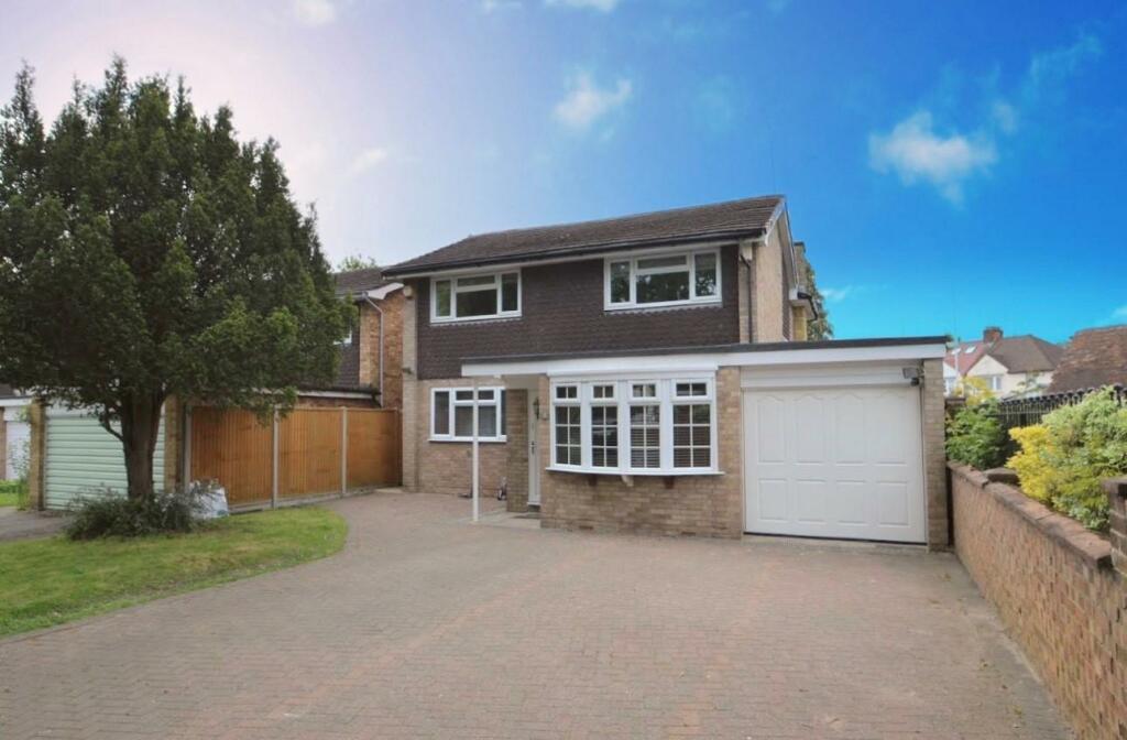 4 bedroom detached house for rent in The Avenue, Ickenham, UB10