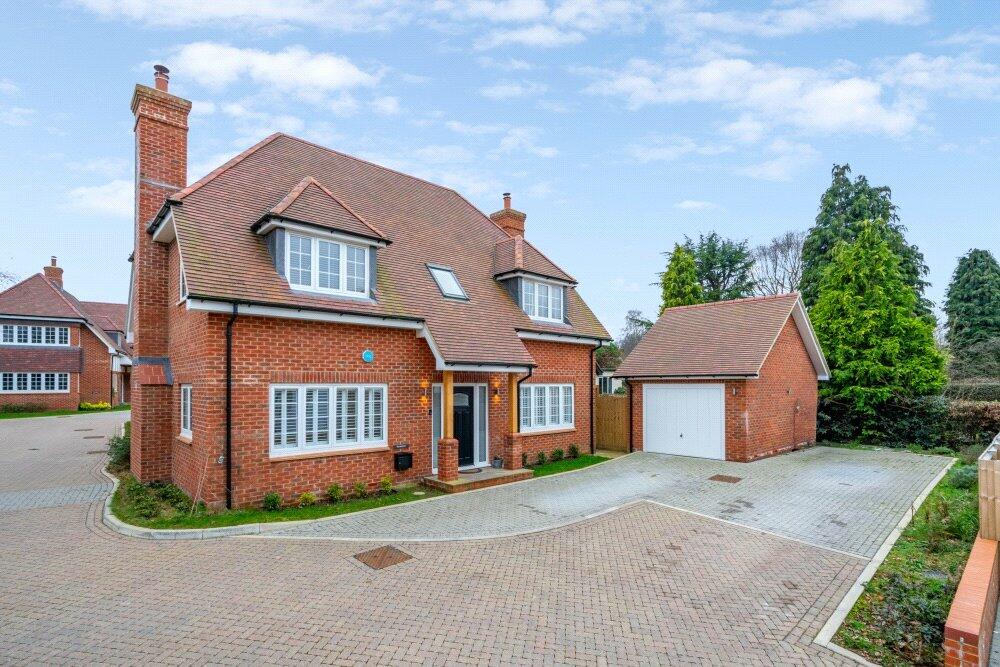 4 bedroom detached house for sale in Ballinger Road, South Heath, Great