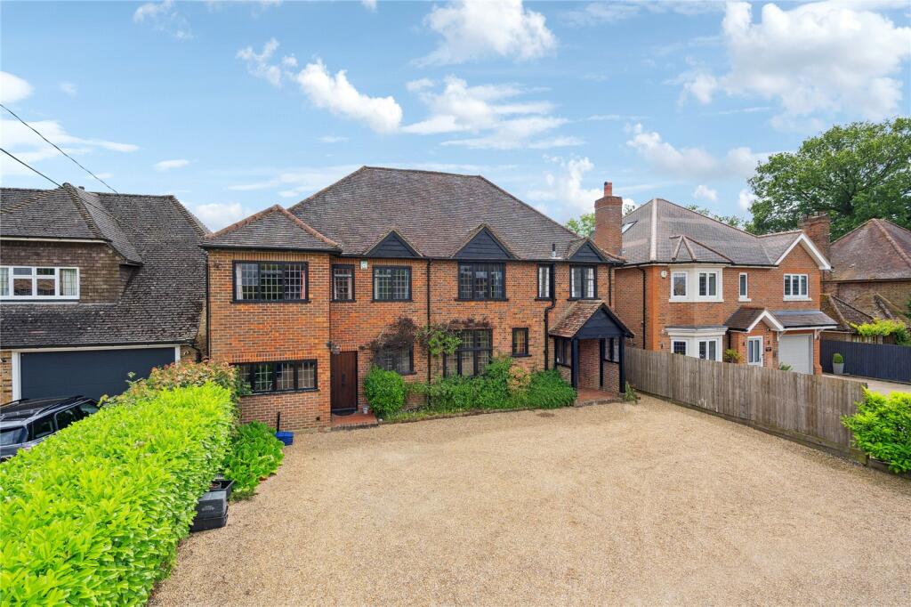 5 bedroom detached house for sale in Weedon Lane, Amersham