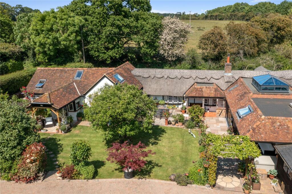 4 bedroom detached house for sale in Magpie Lane, Coleshill, Amersham