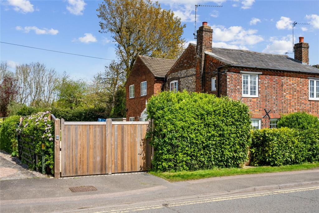 3 bedroom semidetached house for sale in High Street, Prestwood, Great
