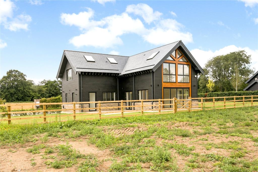 3 bedroom detached house for sale in Redling Drive, Bovingdon, Hemel Hempstead, Hertfordshire, HP3